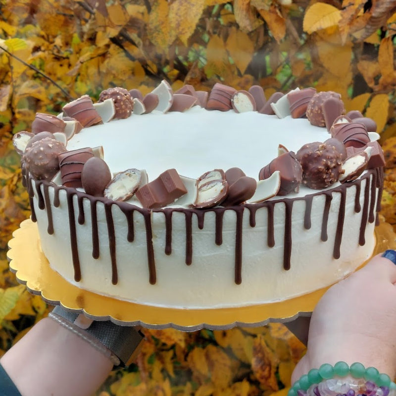 Kinder dort - kakaový korpus, vanilkový krém z mascarpone, ozdoby