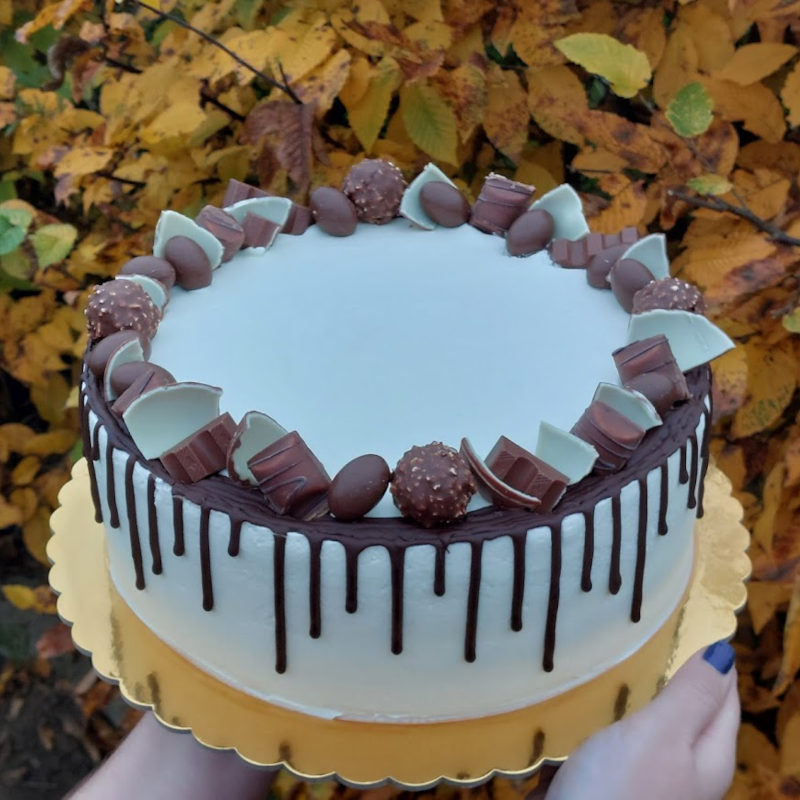 Kinder dort - kakaový korpus, vanilkový krém z mascarpone, ozdoby