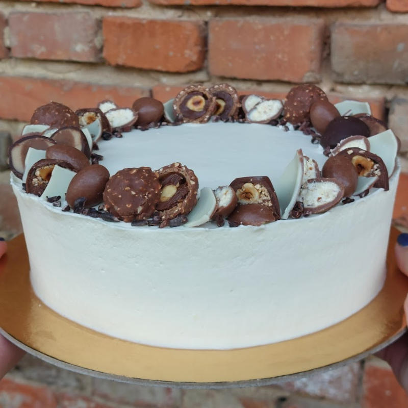 Kinder dort - kakaový korpus, vanilkový krém z mascarpone, ozdoby
