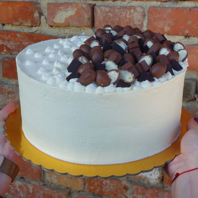 Kinder dort - kakaový korpus, vanilkový krém z mascarpone, ozdoby
