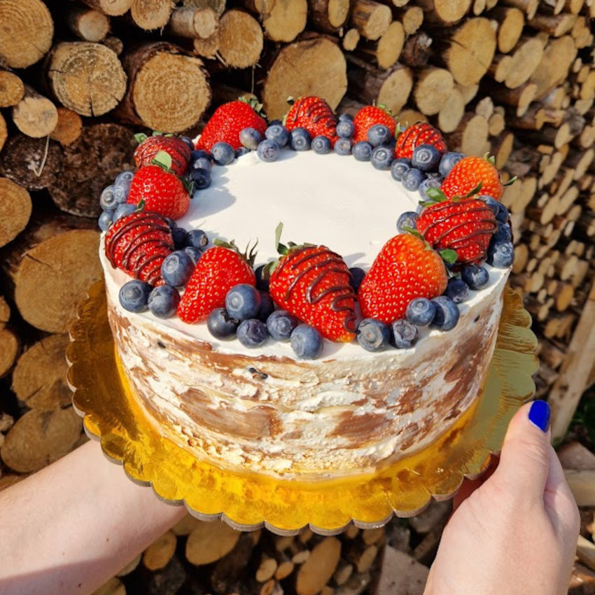 Dort s ovocem - kakaový korpus, vanilkový krém z mascarpone, ozdoby