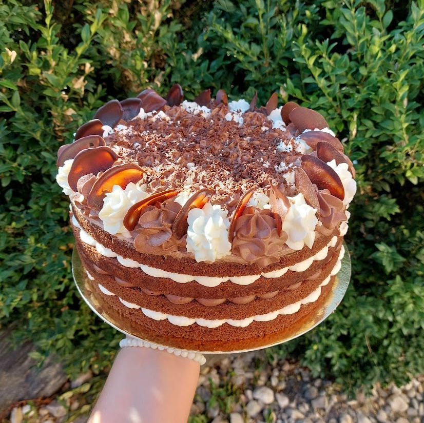 Harlekýn - kakaový korpus, dva druhy šlehačky, čokoládové ozdoby