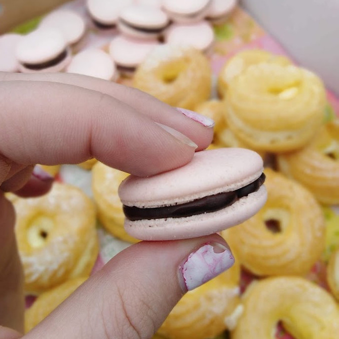 Makronka s čokoládovou ganache
